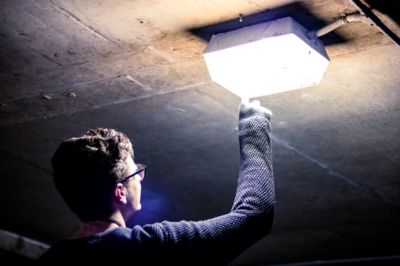Fitting recessed ceiling downlights